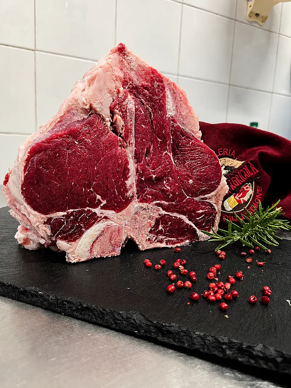 Fiorentina di bovino aziendale su tagliere di ardesia