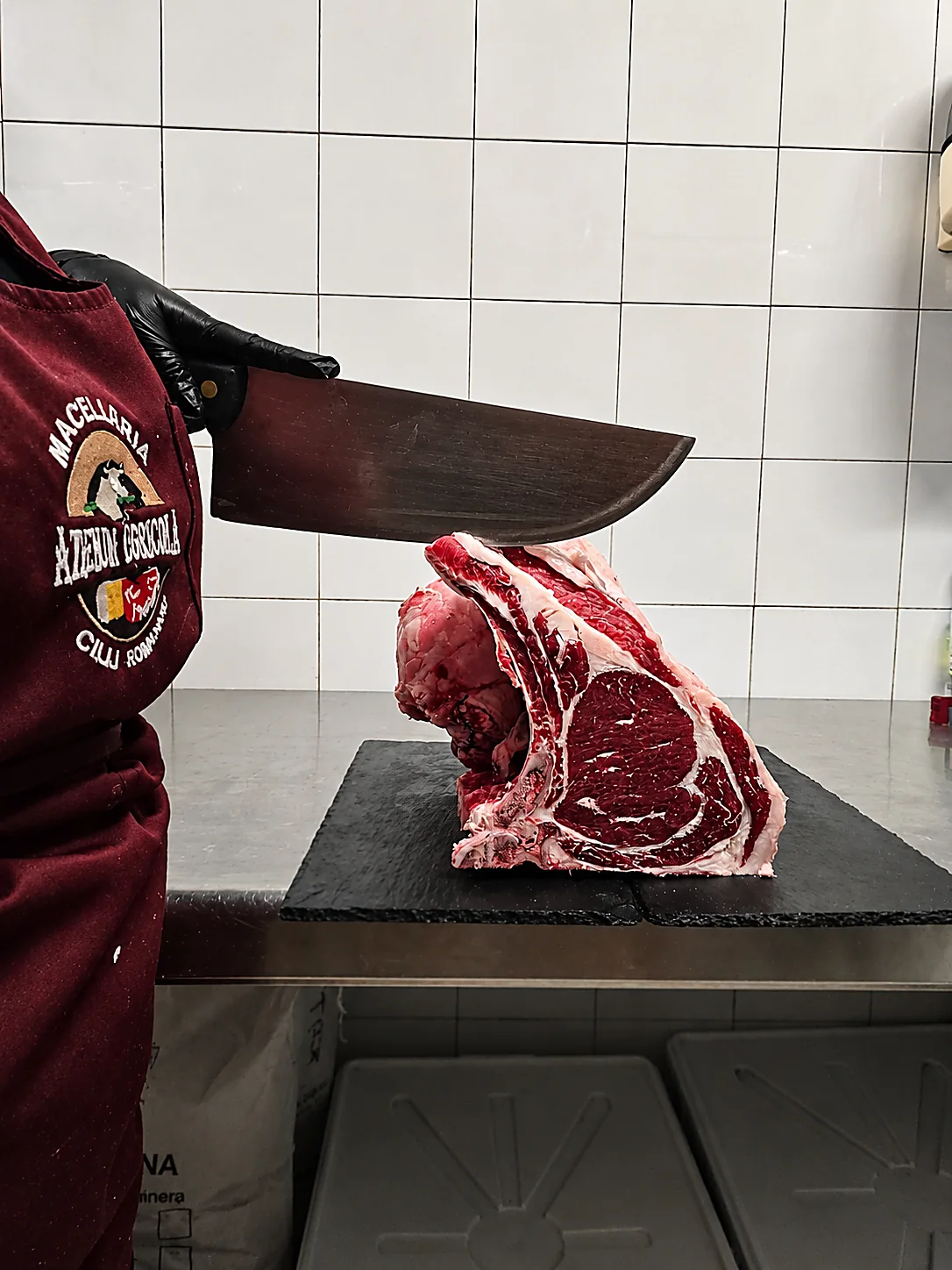 Preparazione di una costata nella macelleria aziendale Cilli Simone