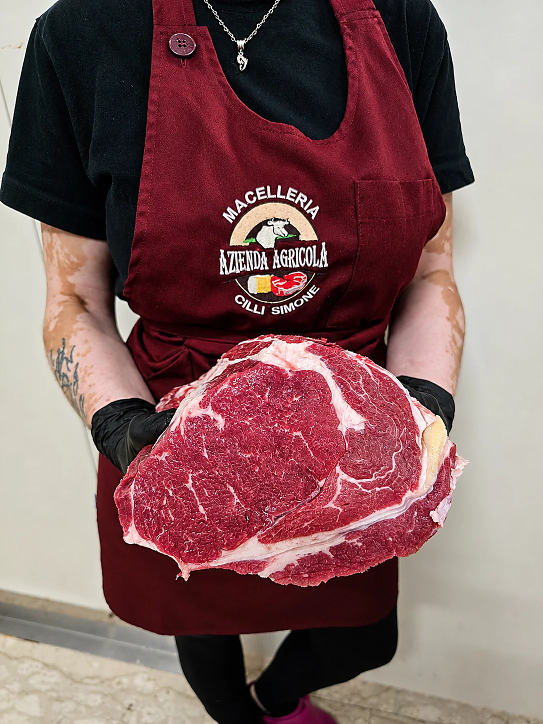 Servizio al banco della macelleria aziendale con una costata appena tagliata